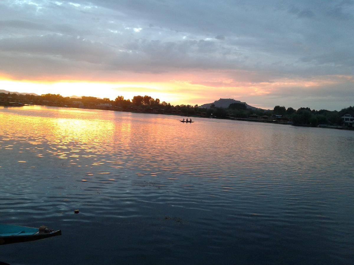 S Group Of Houseboat Hotel Srinagar  Bagian luar foto