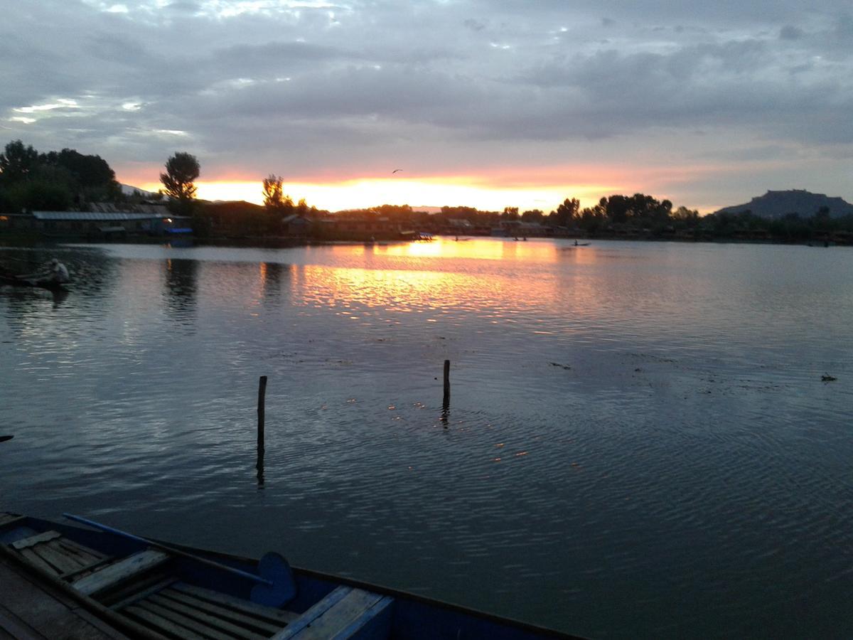 S Group Of Houseboat Hotel Srinagar  Bagian luar foto