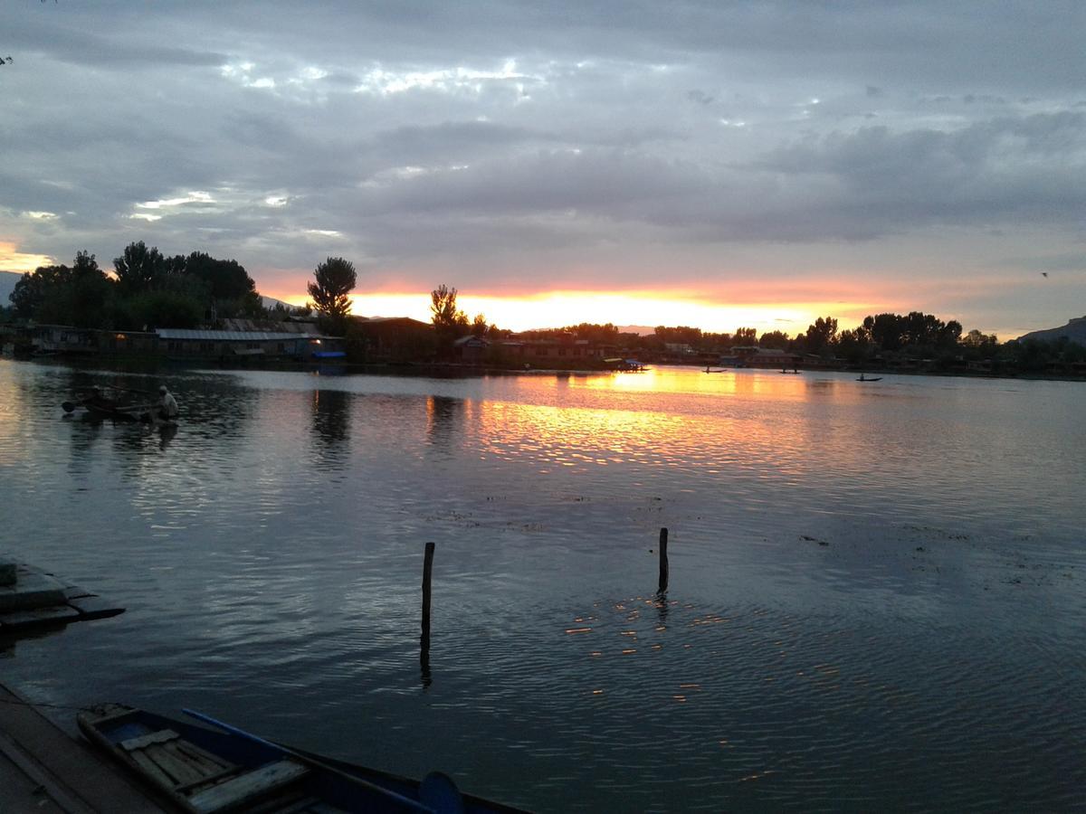 S Group Of Houseboat Hotel Srinagar  Bagian luar foto