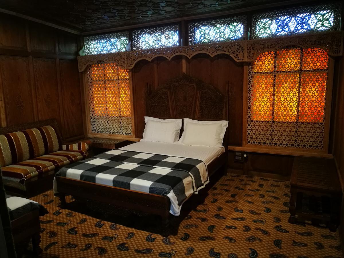 S Group Of Houseboat Hotel Srinagar  Bagian luar foto