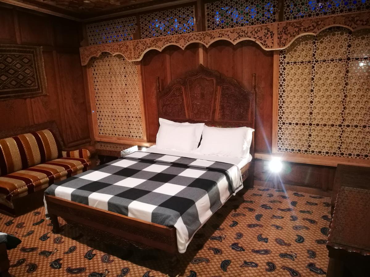 S Group Of Houseboat Hotel Srinagar  Bagian luar foto