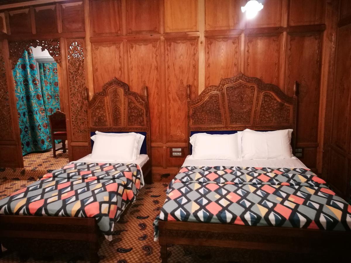 S Group Of Houseboat Hotel Srinagar  Bagian luar foto