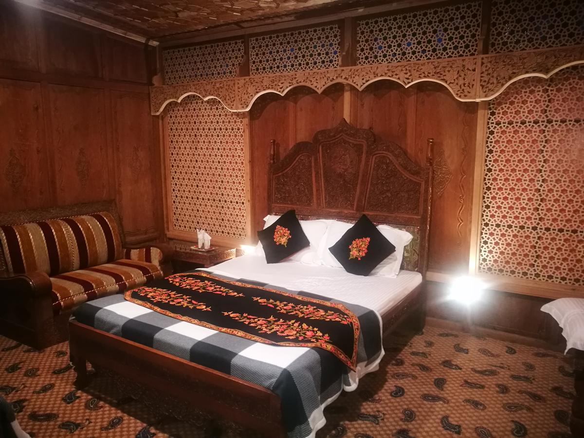 S Group Of Houseboat Hotel Srinagar  Bagian luar foto