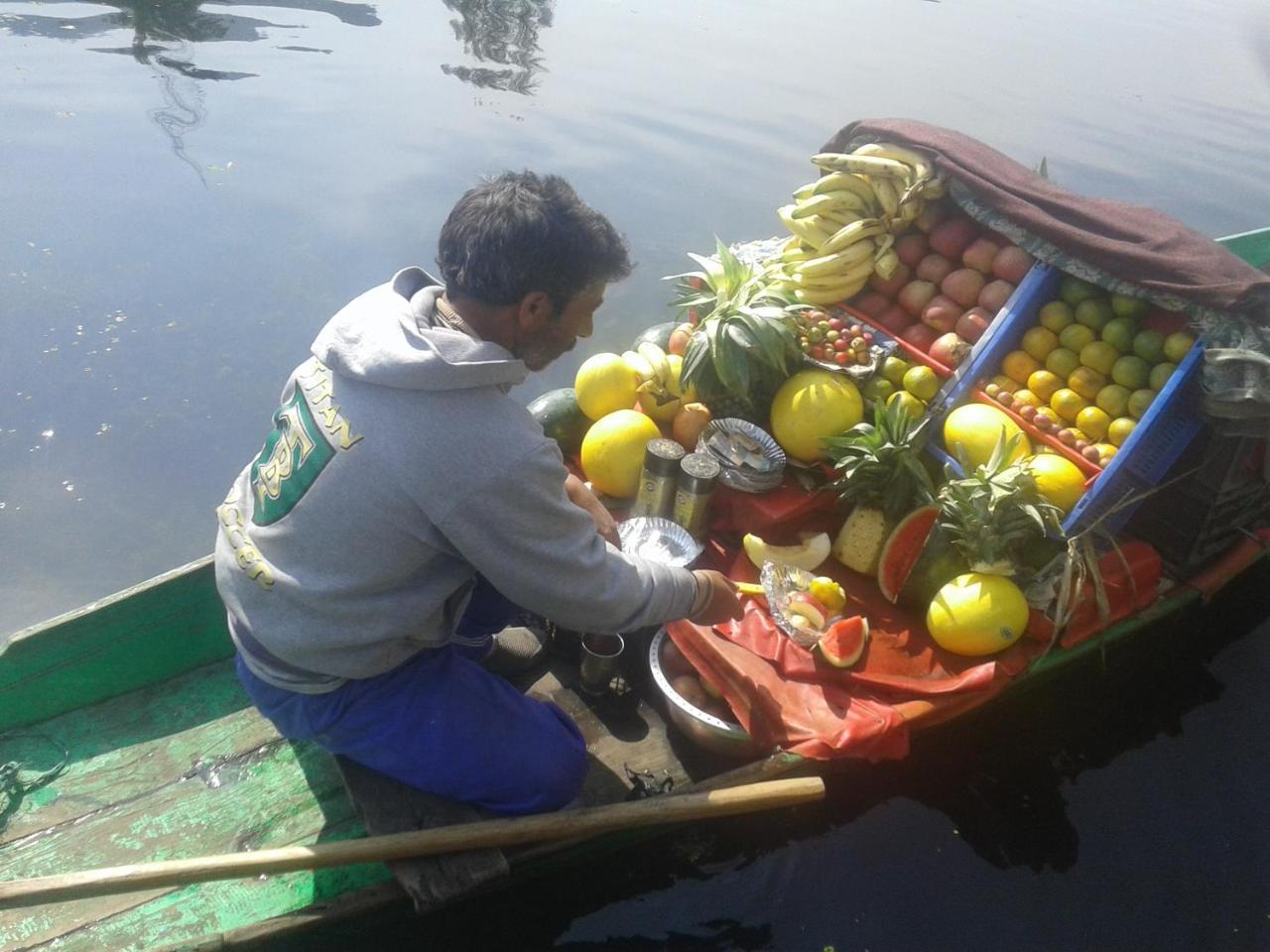 S Group Of Houseboat Hotel Srinagar  Bagian luar foto