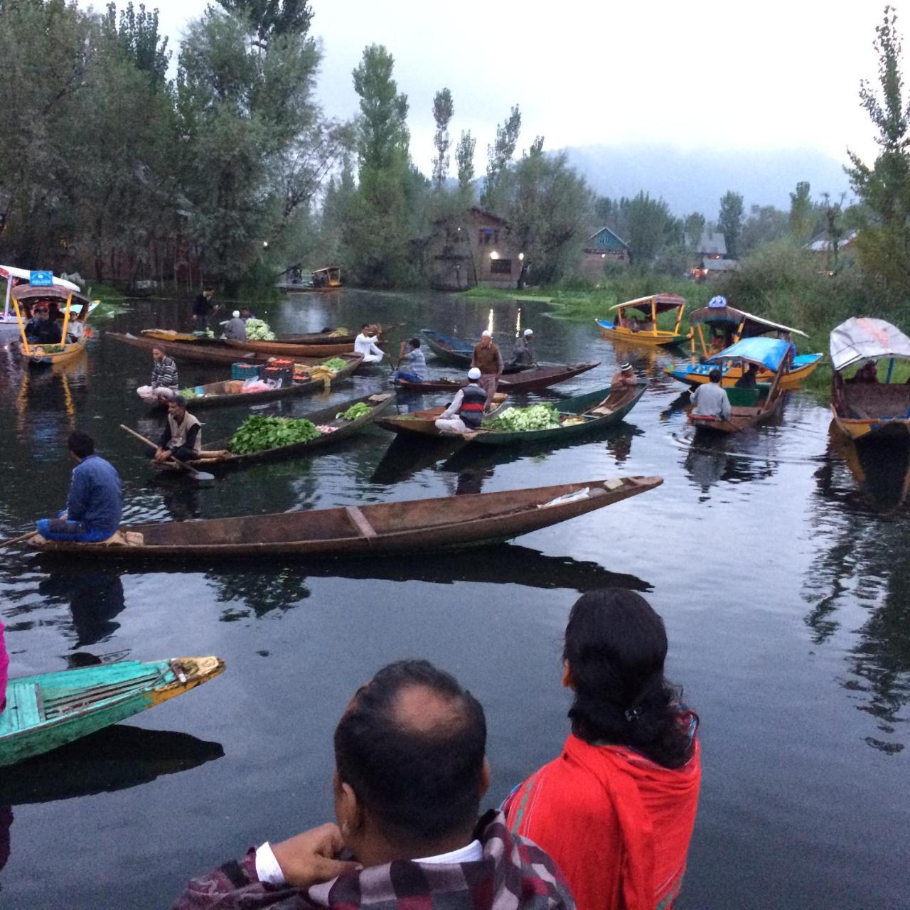 S Group Of Houseboat Hotel Srinagar  Bagian luar foto