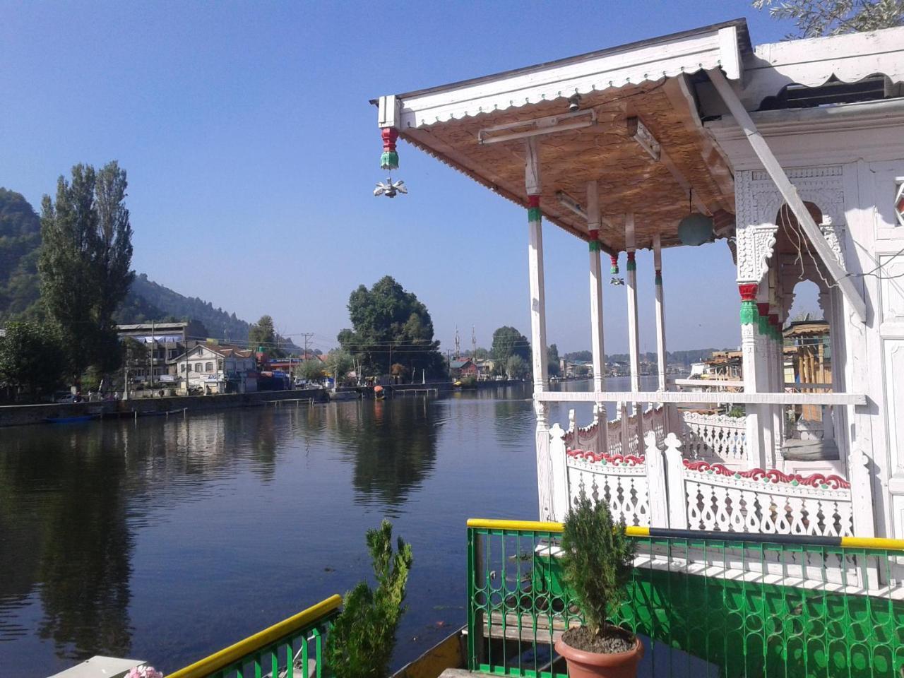 S Group Of Houseboat Hotel Srinagar  Bagian luar foto