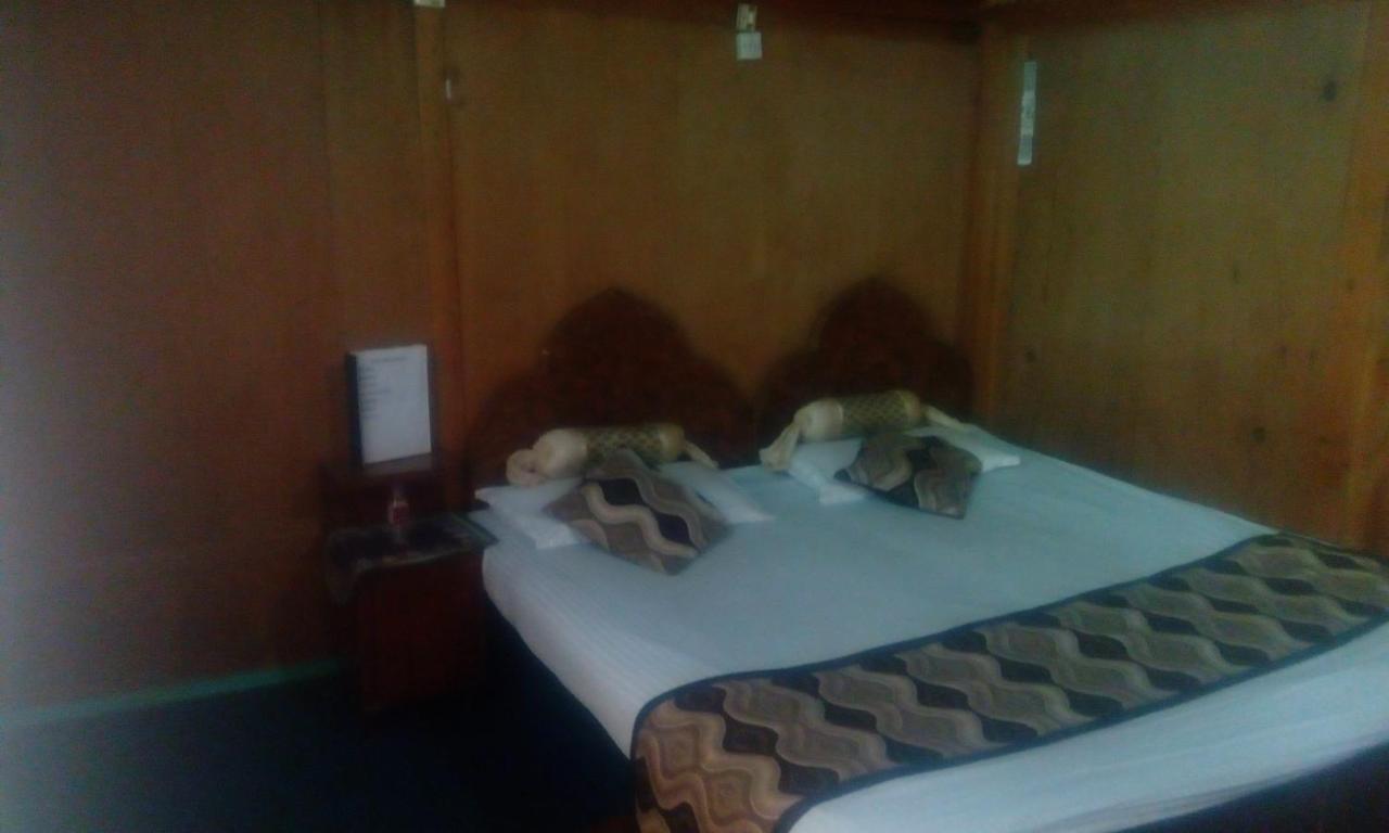 S Group Of Houseboat Hotel Srinagar  Bagian luar foto