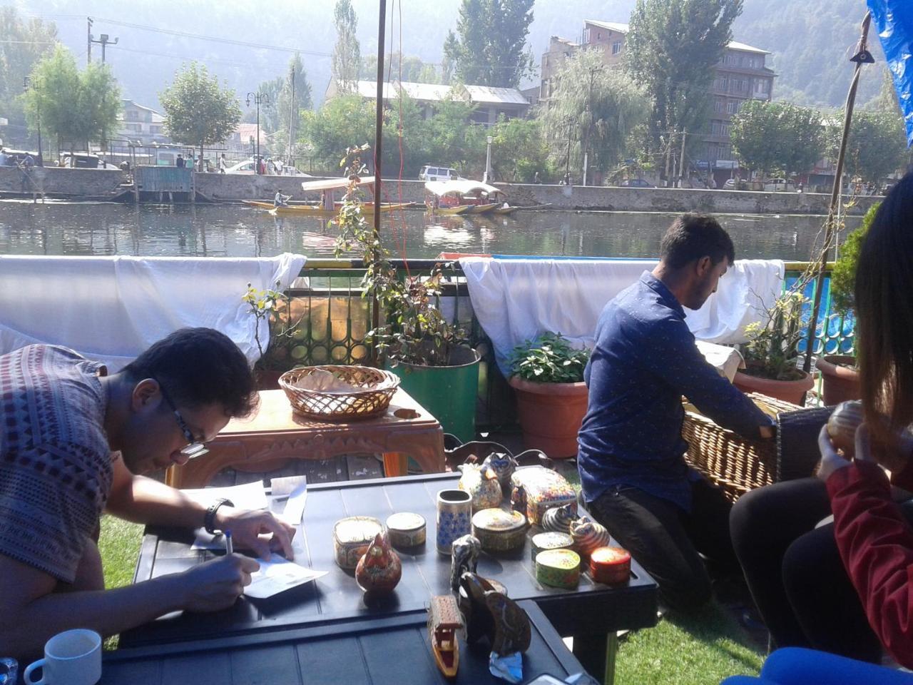 S Group Of Houseboat Hotel Srinagar  Bagian luar foto