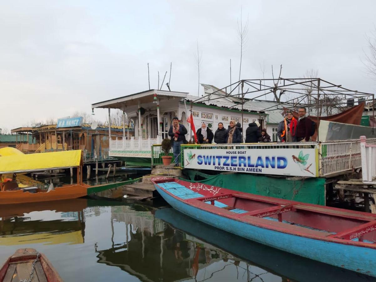 S Group Of Houseboat Hotel Srinagar  Bagian luar foto